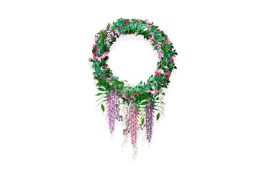 Плетеный венок с цветами