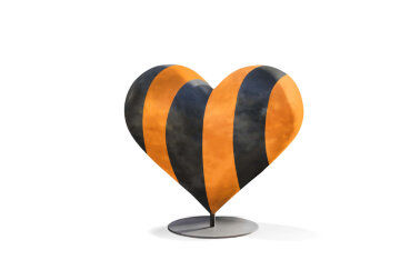 Инсталляция Сердца победы